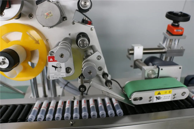 Automaattinen vaakasuora kääriminen ruiskun tarrojen etiketöintikoneen ympärille